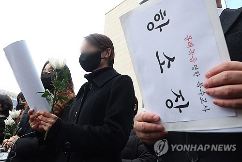 웹툰 작가 주호민 씨의 아들을 정서적으로 학대한 혐의로 1심에서 유죄 판단을 받은 특수교사 A씨가 6일 오전 경기도 수원시 영통구 수원지방법원에서 항소장 제출에 앞서 입장문을 발표하고 있다. 1심 법원은 지난 1일 A씨에게 벌금 200만원의 선고를 유예했다. [수원=연합뉴스]